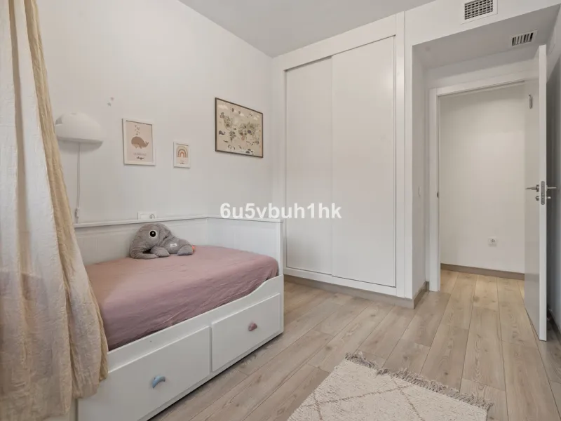 In the heart of Estepona, within the prestigious Estepona Gardens complex (2023), this elegant and bright four-bedroom duplex penthouse is offered for sale. The property is entirely exterior, featuring mountain views and partial sea views.