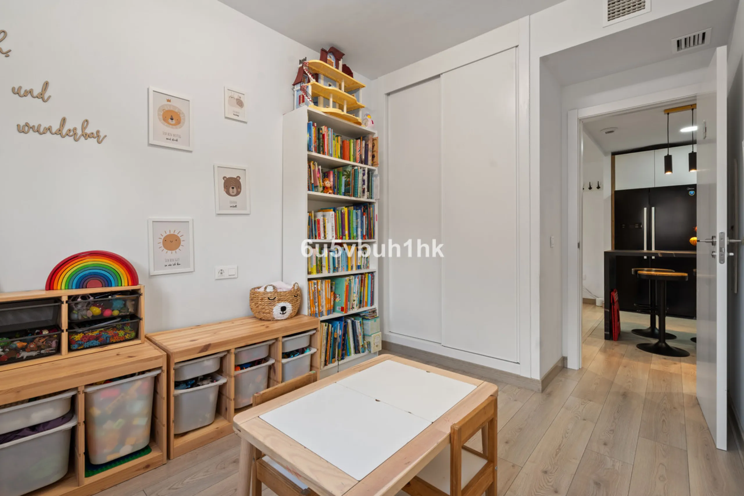 In the heart of Estepona, within the prestigious Estepona Gardens complex (2023), this elegant and bright four-bedroom duplex penthouse is offered for sale. The property is entirely exterior, featuring mountain views and partial sea views.