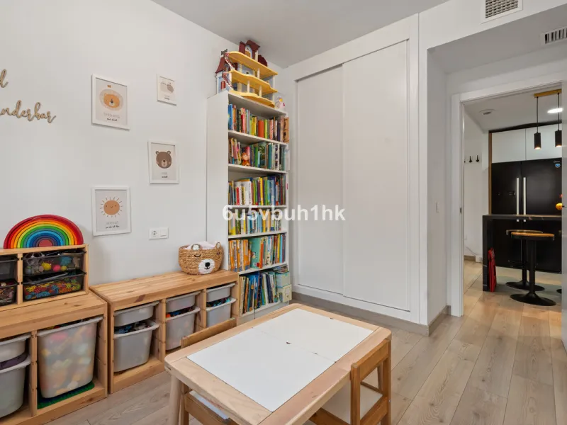 In the heart of Estepona, within the prestigious Estepona Gardens complex (2023), this elegant and bright four-bedroom duplex penthouse is offered for sale. The property is entirely exterior, featuring mountain views and partial sea views.