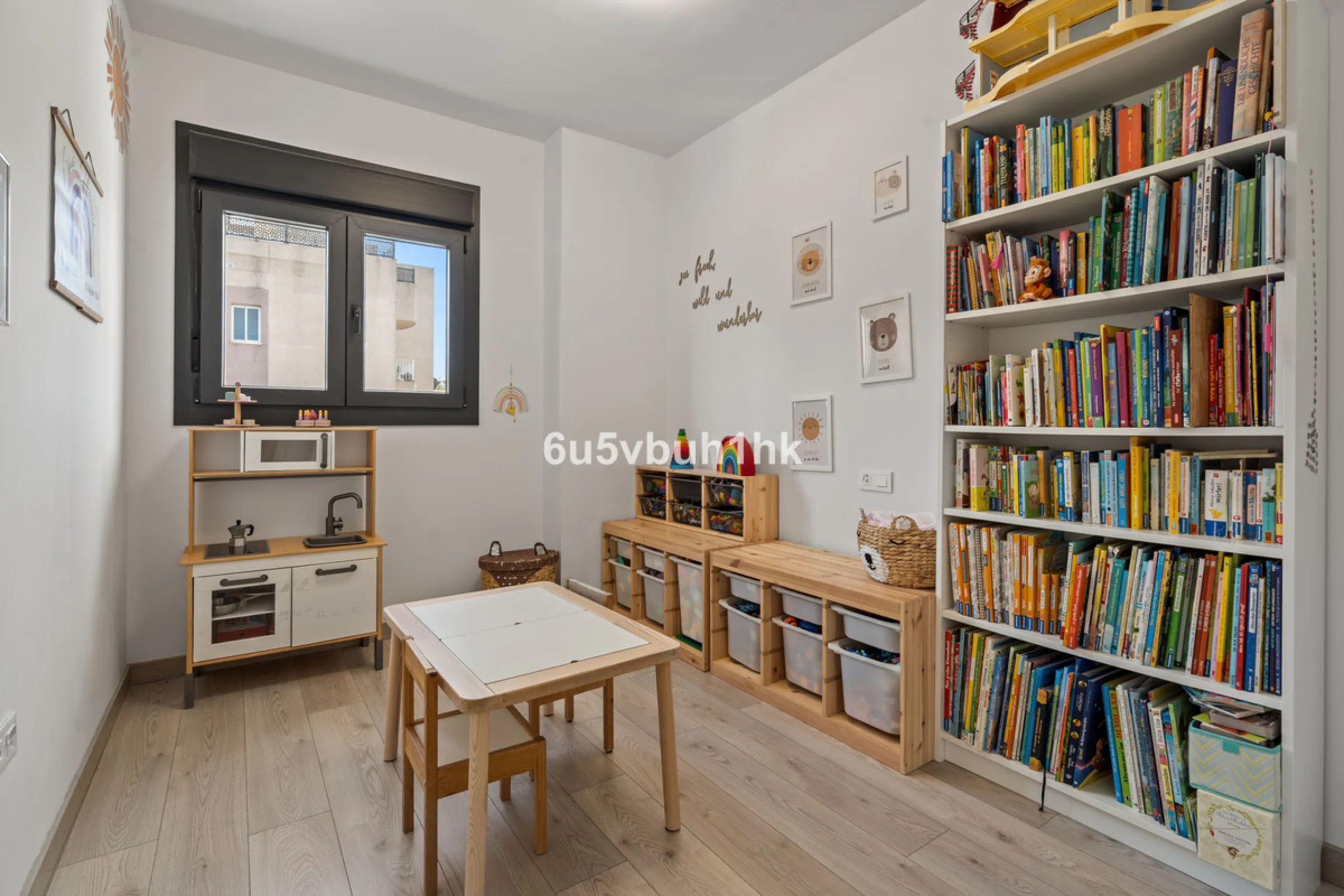 In the heart of Estepona, within the prestigious Estepona Gardens complex (2023), this elegant and bright four-bedroom duplex penthouse is offered for sale. The property is entirely exterior, featuring mountain views and partial sea views.