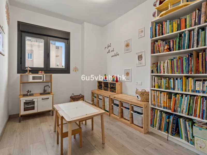 In the heart of Estepona, within the prestigious Estepona Gardens complex (2023), this elegant and bright four-bedroom duplex penthouse is offered for sale. The property is entirely exterior, featuring mountain views and partial sea views.