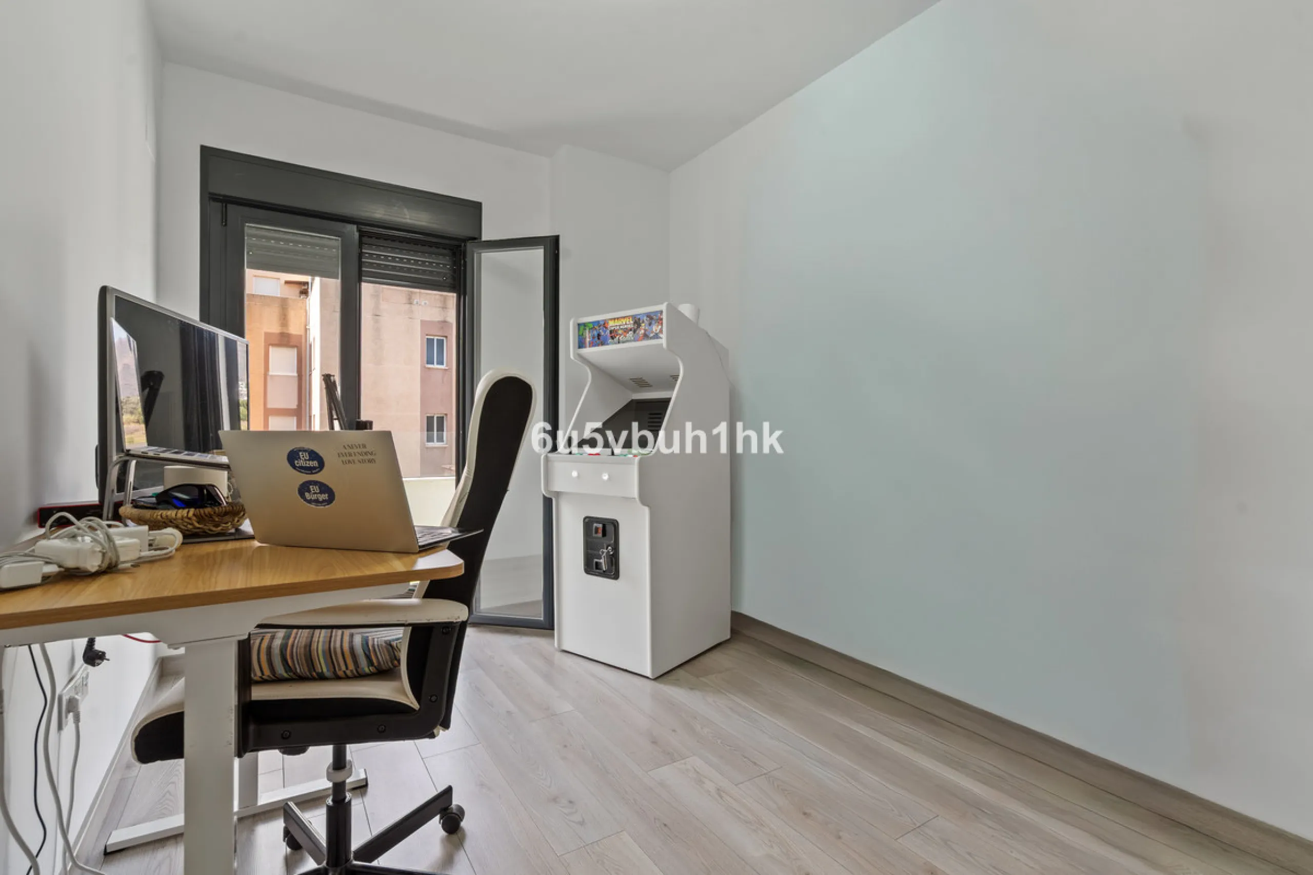 In the heart of Estepona, within the prestigious Estepona Gardens complex (2023), this elegant and bright four-bedroom duplex penthouse is offered for sale. The property is entirely exterior, featuring mountain views and partial sea views.