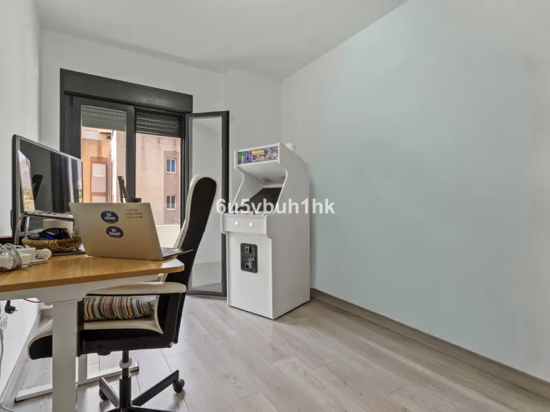 In the heart of Estepona, within the prestigious Estepona Gardens complex (2023), this elegant and bright four-bedroom duplex penthouse is offered for sale. The property is entirely exterior, featuring mountain views and partial sea views.