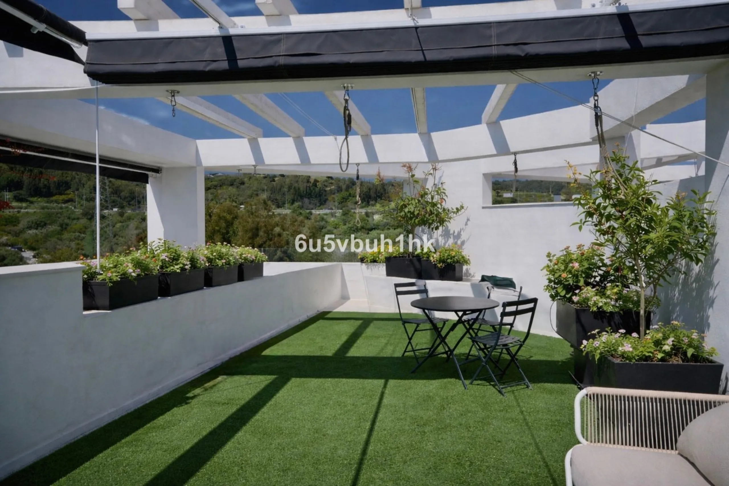 In the heart of Estepona, within the prestigious Estepona Gardens complex (2023), this elegant and bright four-bedroom duplex penthouse is offered for sale. The property is entirely exterior, featuring mountain views and partial sea views.