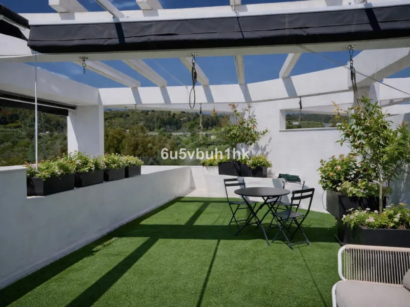 In the heart of Estepona, within the prestigious Estepona Gardens complex (2023), this elegant and bright four-bedroom duplex penthouse is offered for sale. The property is entirely exterior, featuring mountain views and partial sea views.