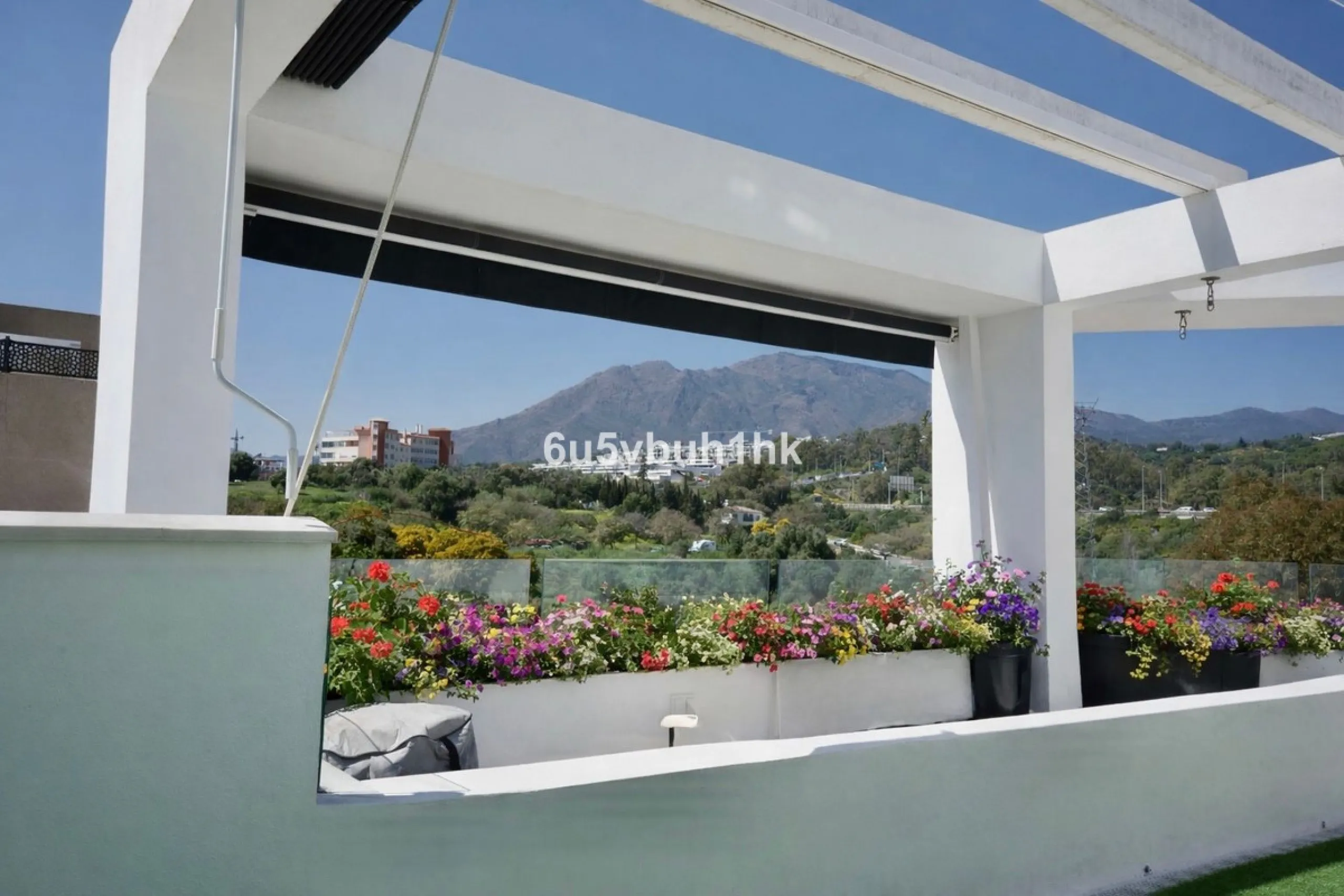 In the heart of Estepona, within the prestigious Estepona Gardens complex (2023), this elegant and bright four-bedroom duplex penthouse is offered for sale. The property is entirely exterior, featuring mountain views and partial sea views.