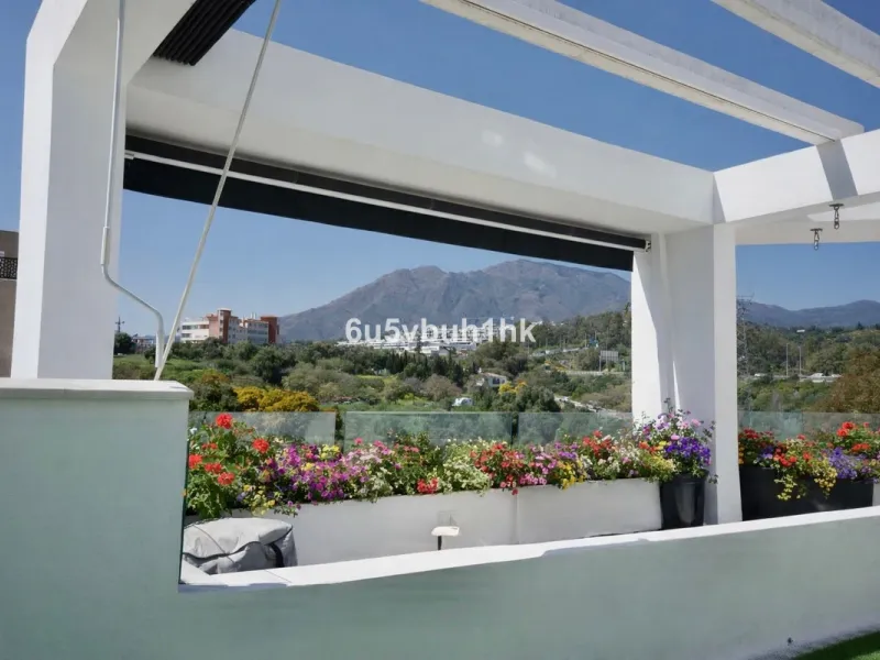 In the heart of Estepona, within the prestigious Estepona Gardens complex (2023), this elegant and bright four-bedroom duplex penthouse is offered for sale. The property is entirely exterior, featuring mountain views and partial sea views.
