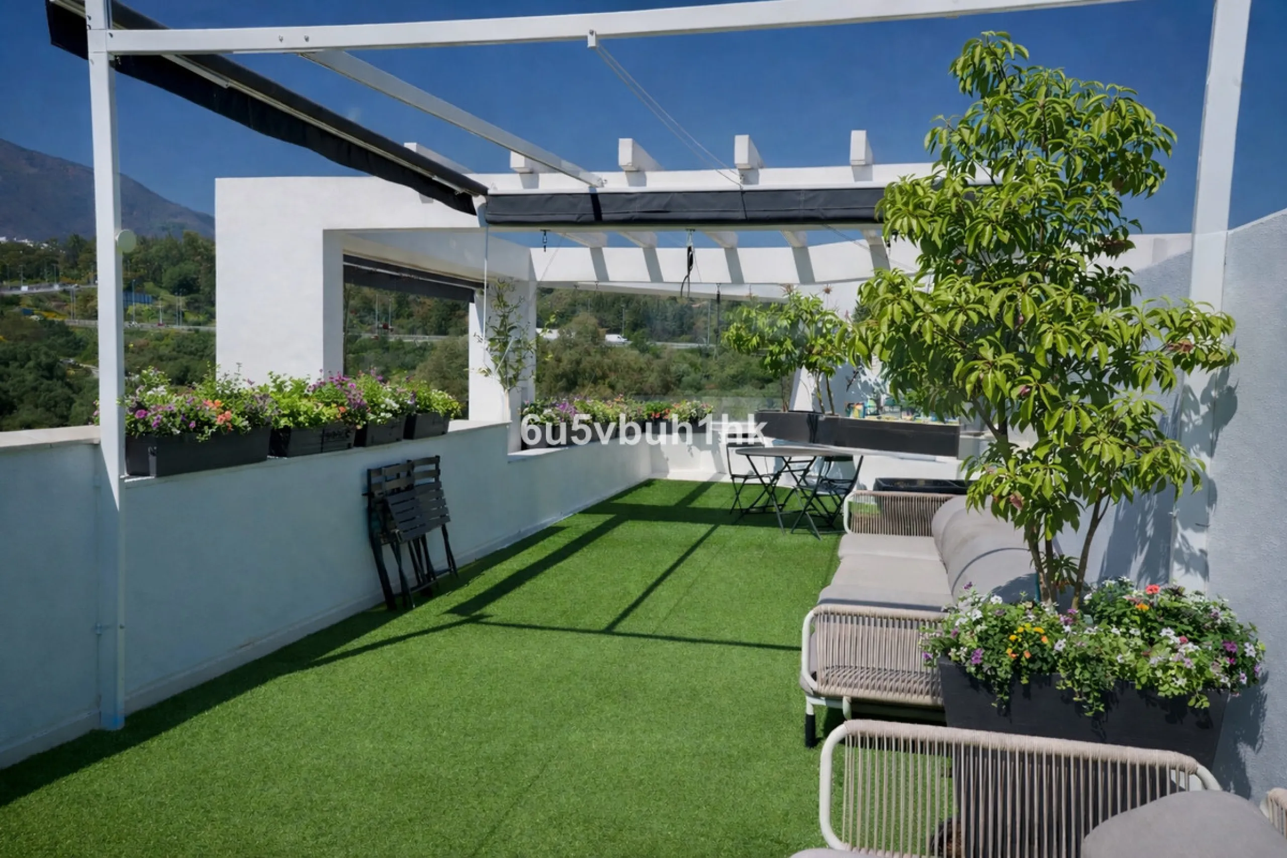 In the heart of Estepona, within the prestigious Estepona Gardens complex (2023), this elegant and bright four-bedroom duplex penthouse is offered for sale. The property is entirely exterior, featuring mountain views and partial sea views.