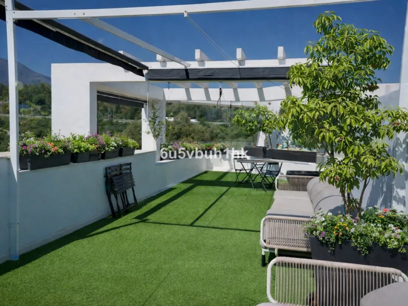 In the heart of Estepona, within the prestigious Estepona Gardens complex (2023), this elegant and bright four-bedroom duplex penthouse is offered for sale. The property is entirely exterior, featuring mountain views and partial sea views.