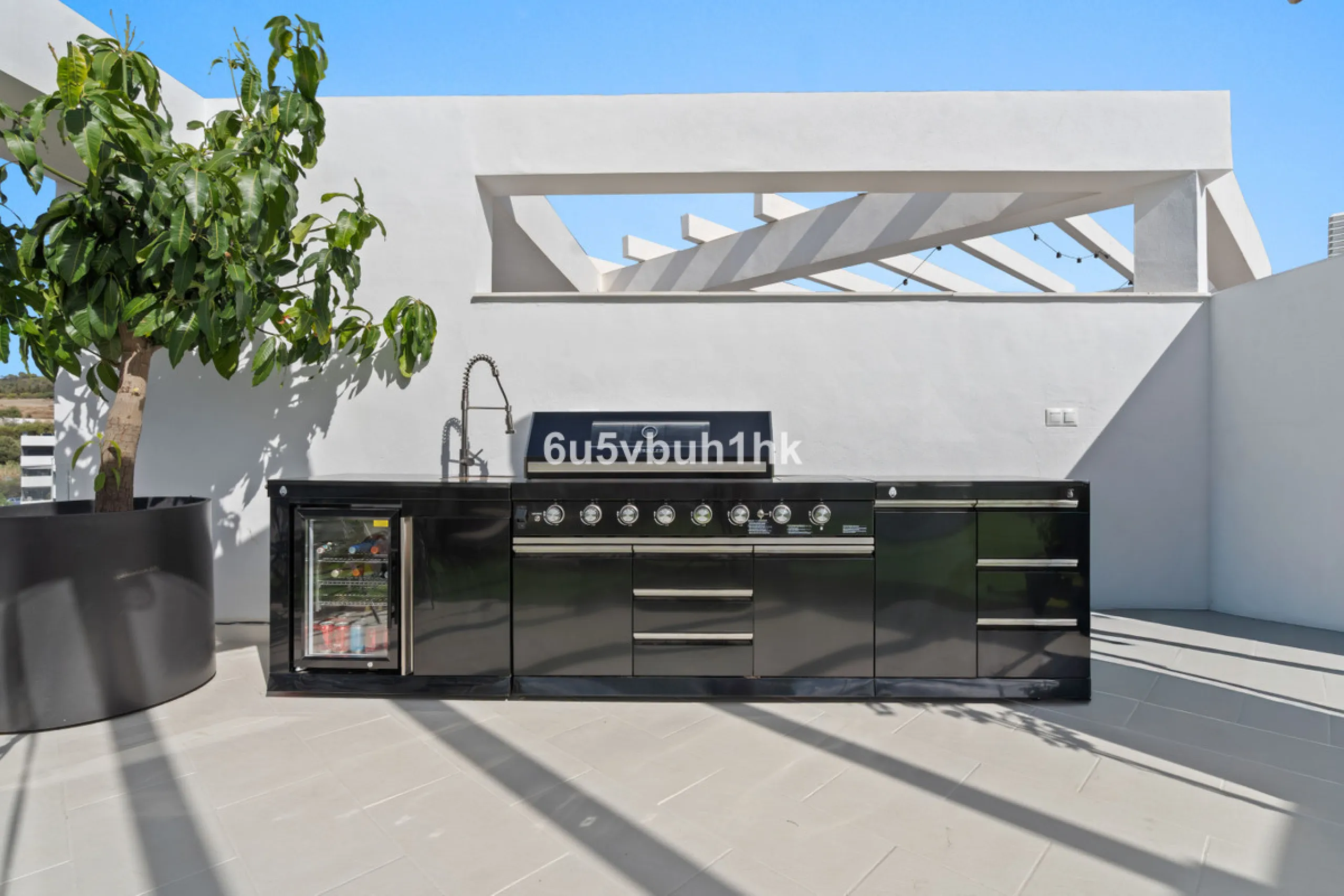 In the heart of Estepona, within the prestigious Estepona Gardens complex (2023), this elegant and bright four-bedroom duplex penthouse is offered for sale. The property is entirely exterior, featuring mountain views and partial sea views.