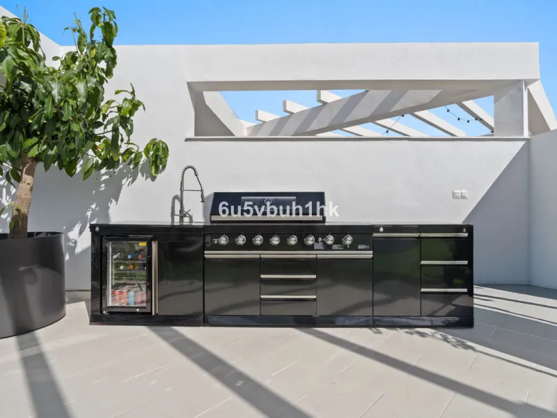 In the heart of Estepona, within the prestigious Estepona Gardens complex (2023), this elegant and bright four-bedroom duplex penthouse is offered for sale. The property is entirely exterior, featuring mountain views and partial sea views.