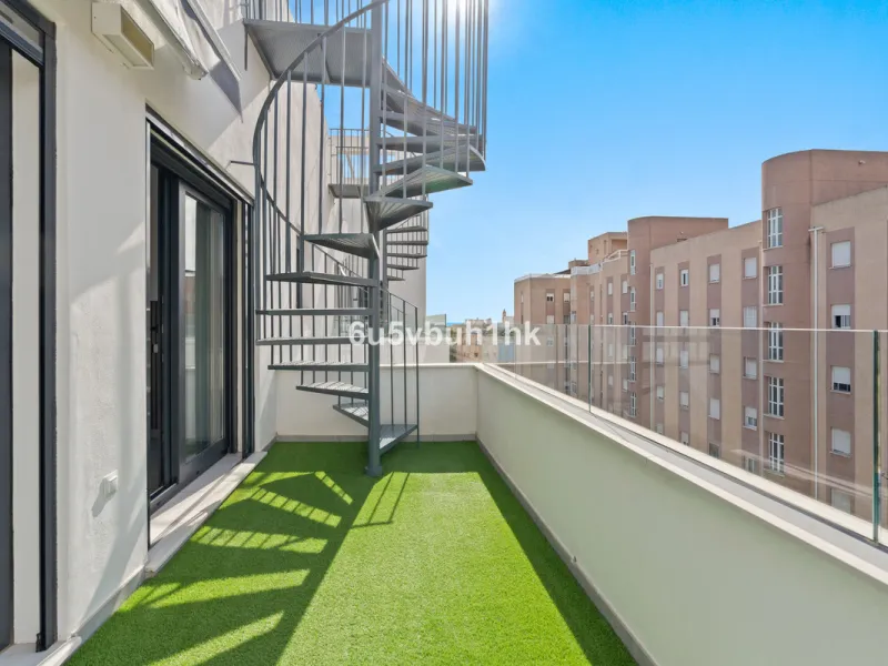 In the heart of Estepona, within the prestigious Estepona Gardens complex (2023), this elegant and bright four-bedroom duplex penthouse is offered for sale. The property is entirely exterior, featuring mountain views and partial sea views.