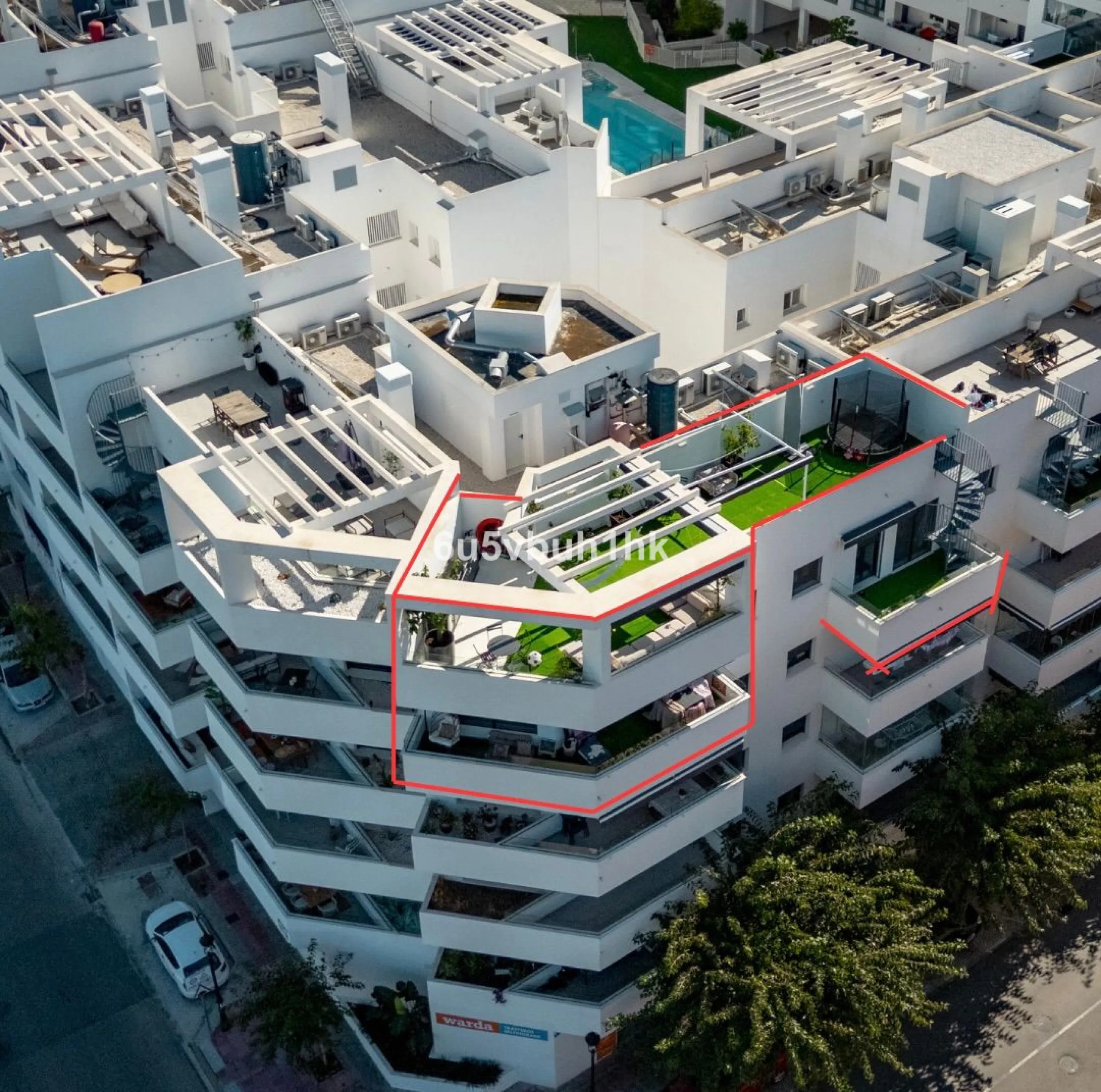 In the heart of Estepona, within the prestigious Estepona Gardens complex (2023), this elegant and bright four-bedroom duplex penthouse is offered for sale. The property is entirely exterior, featuring mountain views and partial sea views.