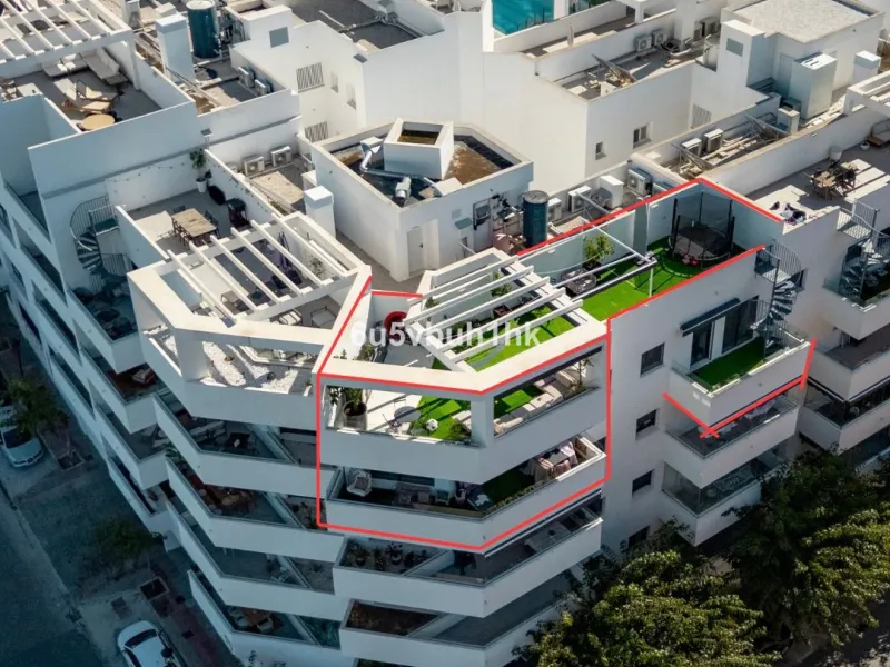 In the heart of Estepona, within the prestigious Estepona Gardens complex (2023), this elegant and bright four-bedroom duplex penthouse is offered for sale. The property is entirely exterior, featuring mountain views and partial sea views.