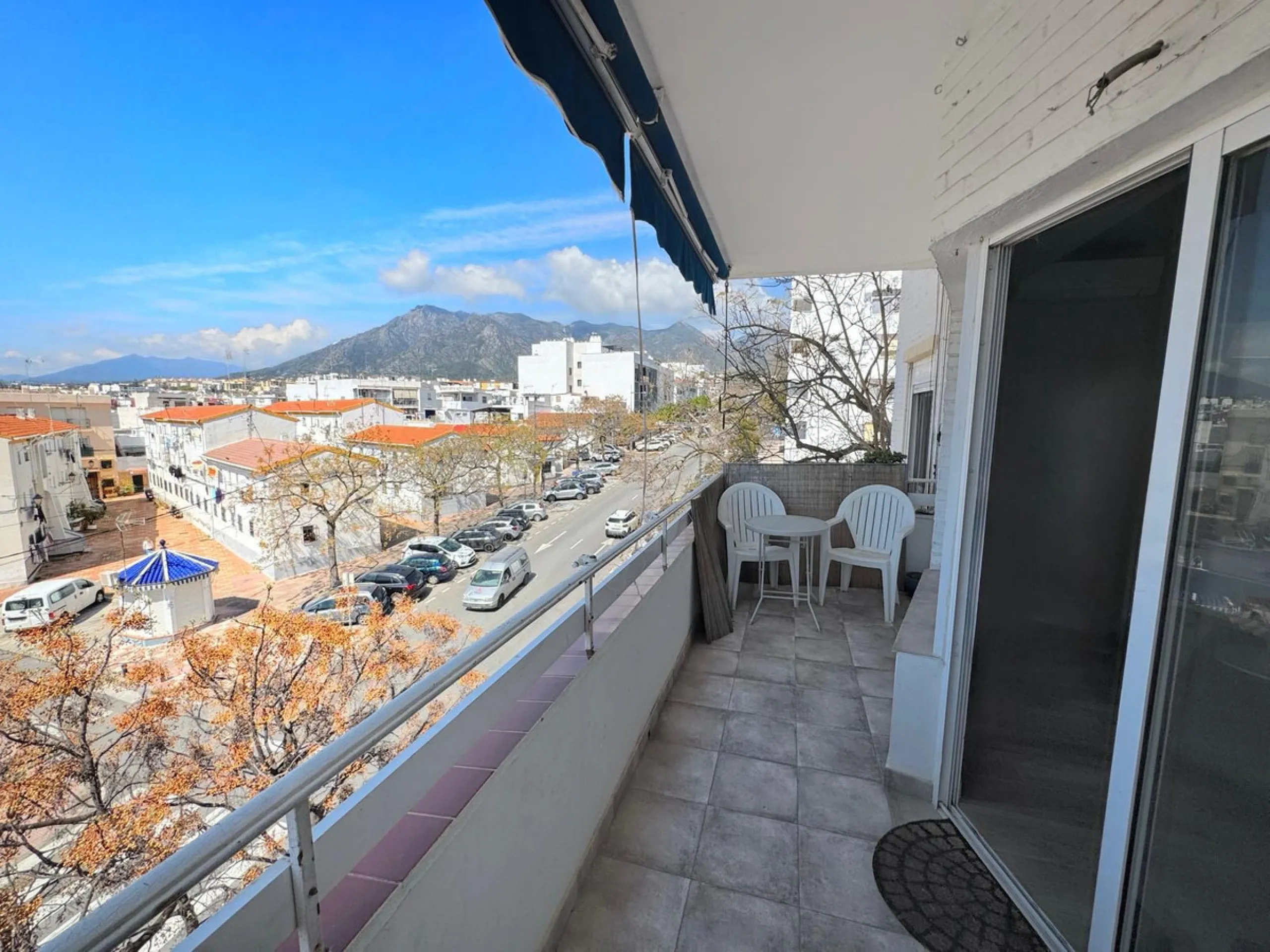 Discover this magnificent apartment in Marbella, located in a privileged area where you will have everything you need within reach: bars, restaurants, leisure areas, shops, and all essential services for a comfortable and dynamic lifestyle. In addition, i