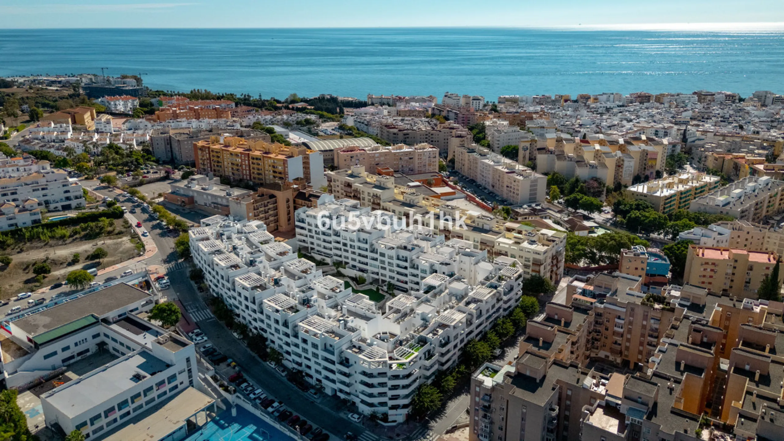 In the heart of Estepona, within the prestigious Estepona Gardens complex (2023), this elegant and bright four-bedroom duplex penthouse is offered for sale. The property is entirely exterior, featuring mountain views and partial sea views.