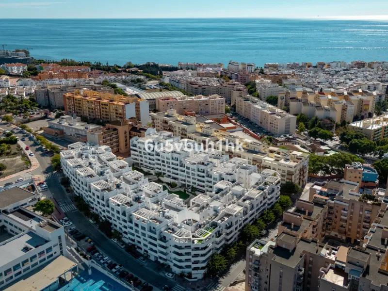 In the heart of Estepona, within the prestigious Estepona Gardens complex (2023), this elegant and bright four-bedroom duplex penthouse is offered for sale. The property is entirely exterior, featuring mountain views and partial sea views.