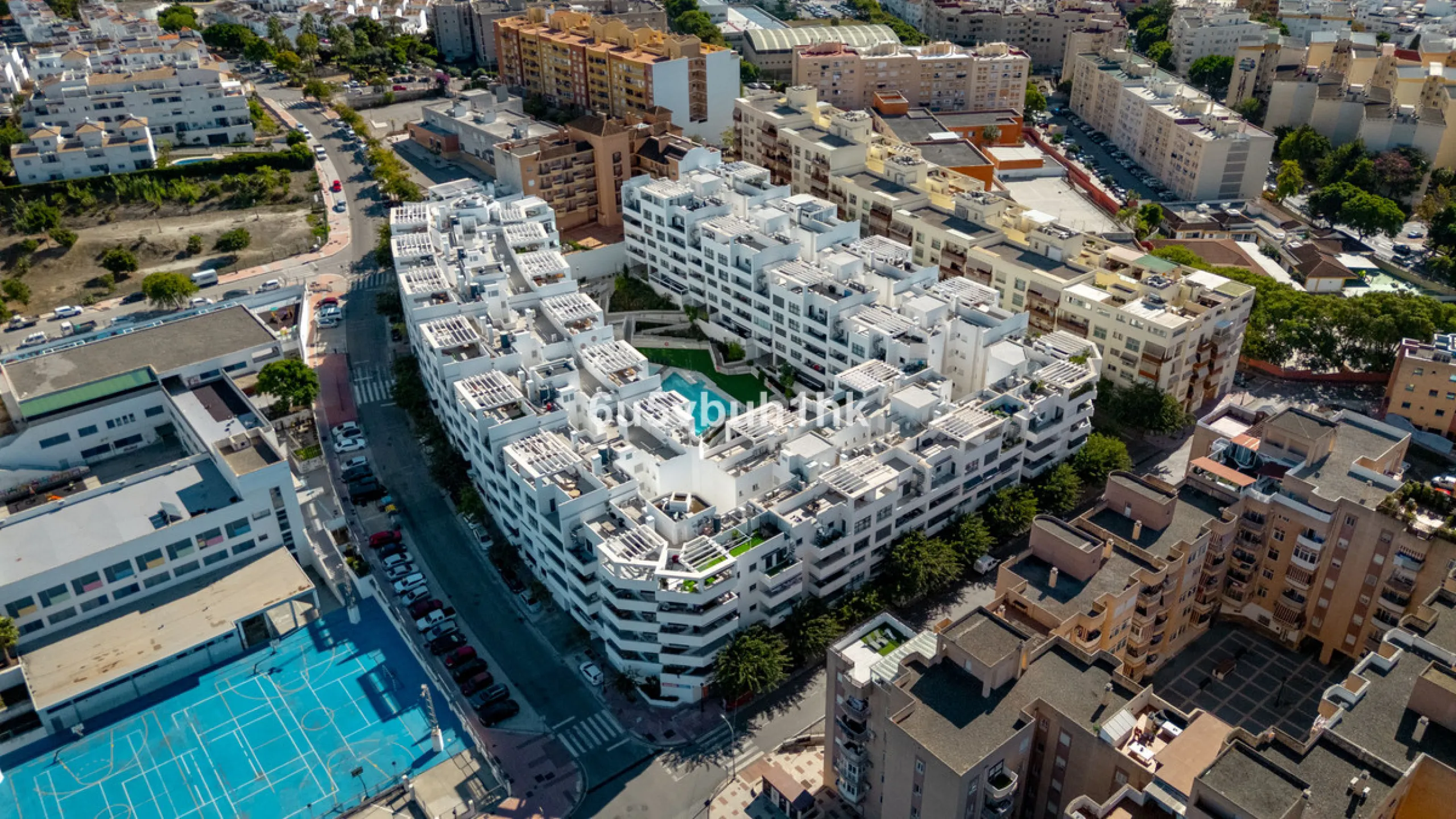 In the heart of Estepona, within the prestigious Estepona Gardens complex (2023), this elegant and bright four-bedroom duplex penthouse is offered for sale. The property is entirely exterior, featuring mountain views and partial sea views.