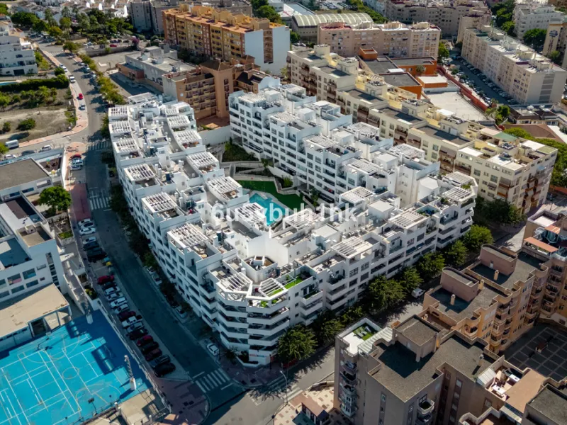 In the heart of Estepona, within the prestigious Estepona Gardens complex (2023), this elegant and bright four-bedroom duplex penthouse is offered for sale. The property is entirely exterior, featuring mountain views and partial sea views.