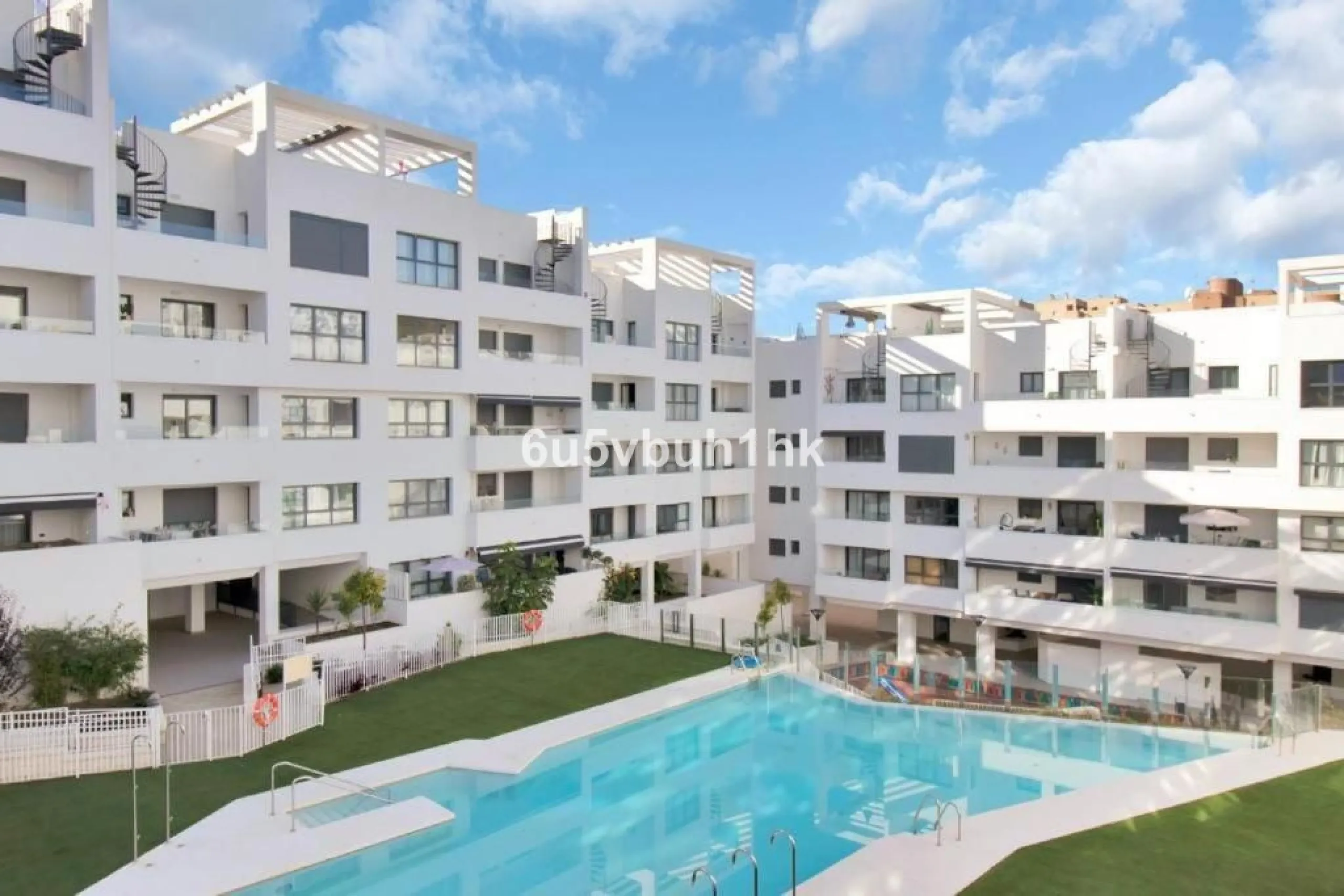 In the heart of Estepona, within the prestigious Estepona Gardens complex (2023), this elegant and bright four-bedroom duplex penthouse is offered for sale. The property is entirely exterior, featuring mountain views and partial sea views.