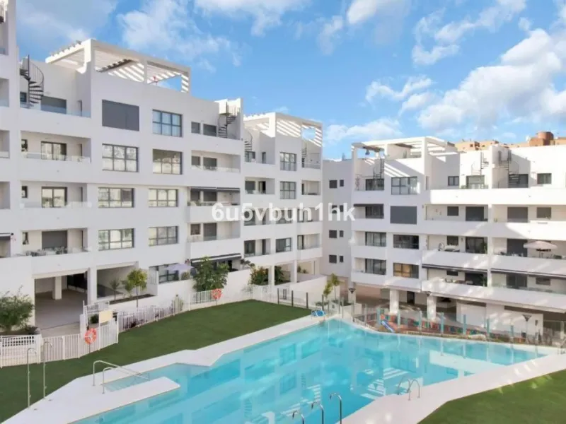 In the heart of Estepona, within the prestigious Estepona Gardens complex (2023), this elegant and bright four-bedroom duplex penthouse is offered for sale. The property is entirely exterior, featuring mountain views and partial sea views.