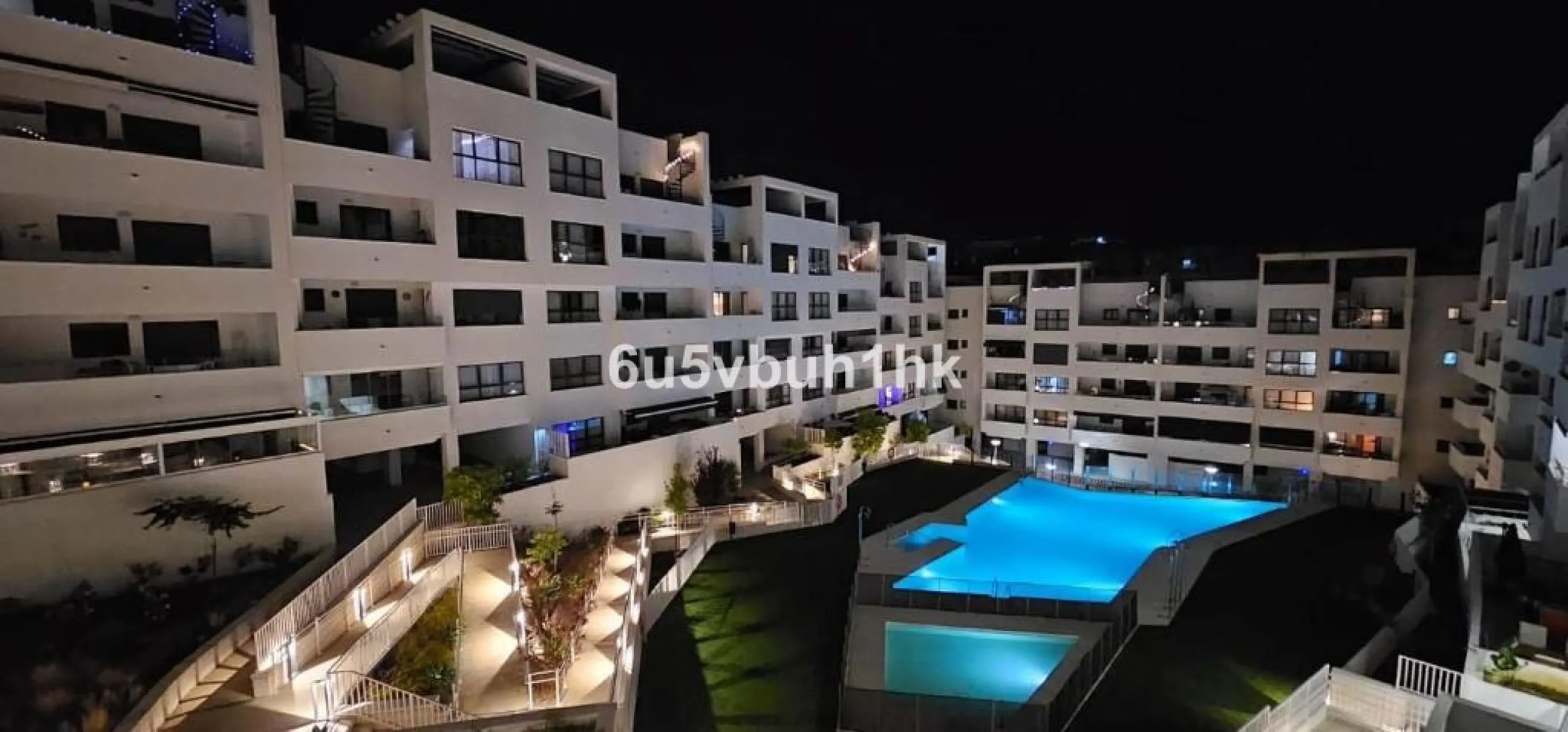 In the heart of Estepona, within the prestigious Estepona Gardens complex (2023), this elegant and bright four-bedroom duplex penthouse is offered for sale. The property is entirely exterior, featuring mountain views and partial sea views.