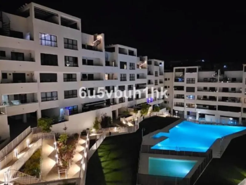 In the heart of Estepona, within the prestigious Estepona Gardens complex (2023), this elegant and bright four-bedroom duplex penthouse is offered for sale. The property is entirely exterior, featuring mountain views and partial sea views.