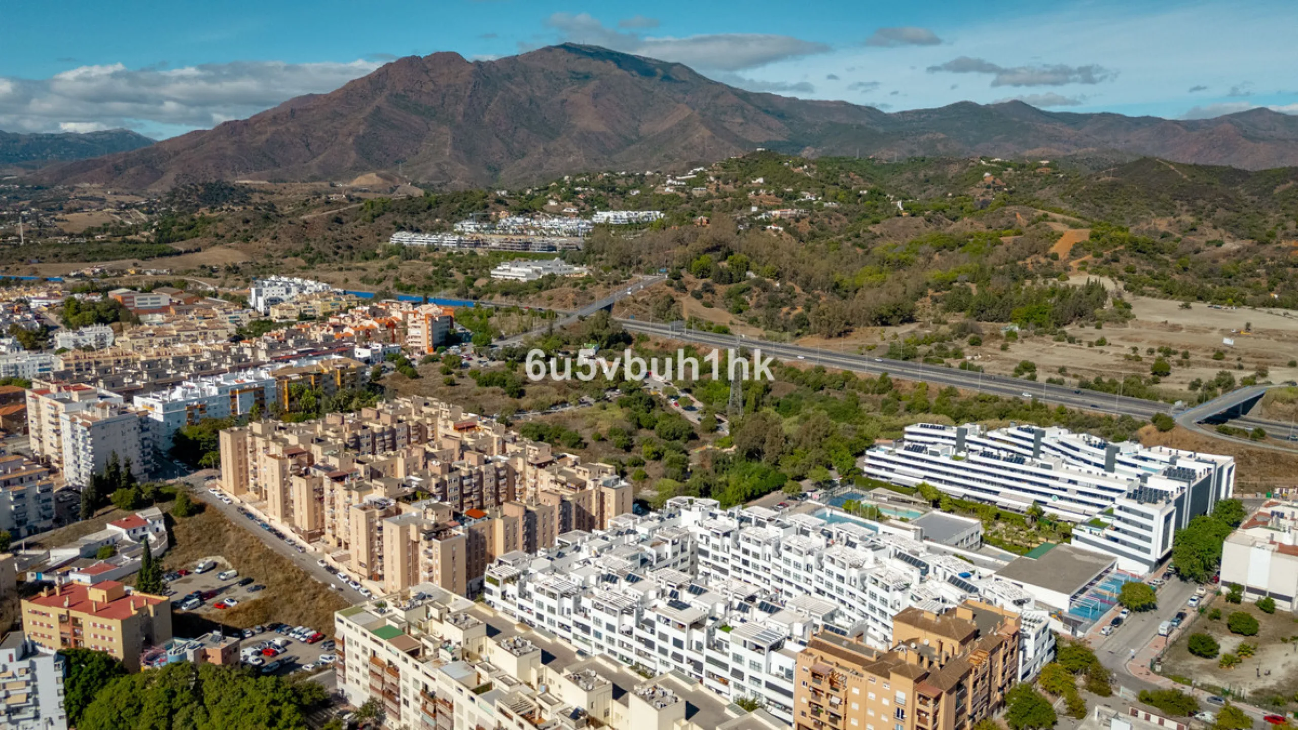 In the heart of Estepona, within the prestigious Estepona Gardens complex (2023), this elegant and bright four-bedroom duplex penthouse is offered for sale. The property is entirely exterior, featuring mountain views and partial sea views.