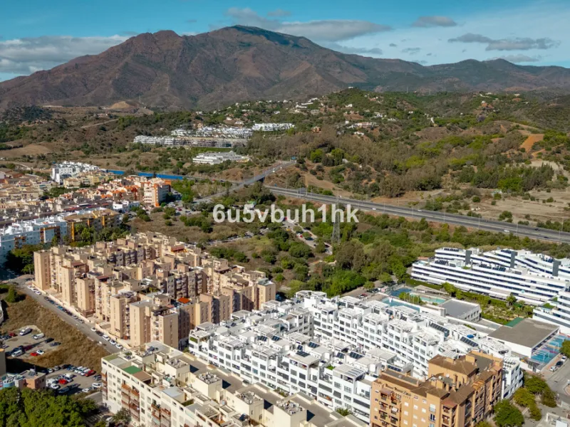 In the heart of Estepona, within the prestigious Estepona Gardens complex (2023), this elegant and bright four-bedroom duplex penthouse is offered for sale. The property is entirely exterior, featuring mountain views and partial sea views.