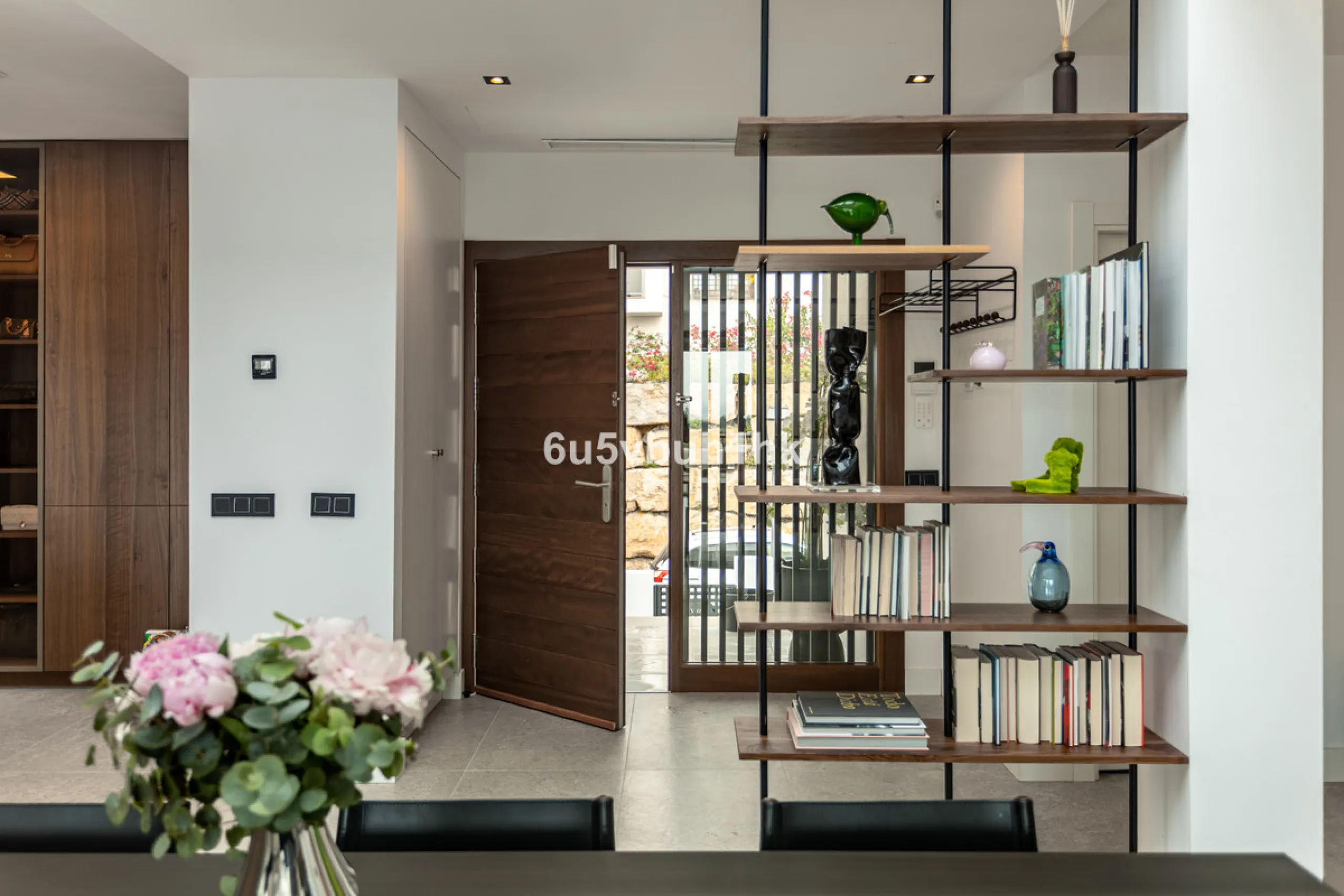 Located in the exclusive and secure community of Resina Golf in Estepona, this fully renovated villa offers an exceptional standard of luxury living. With meticulous attention to detail and high-end finishes throughout, the property combines contemporary 
