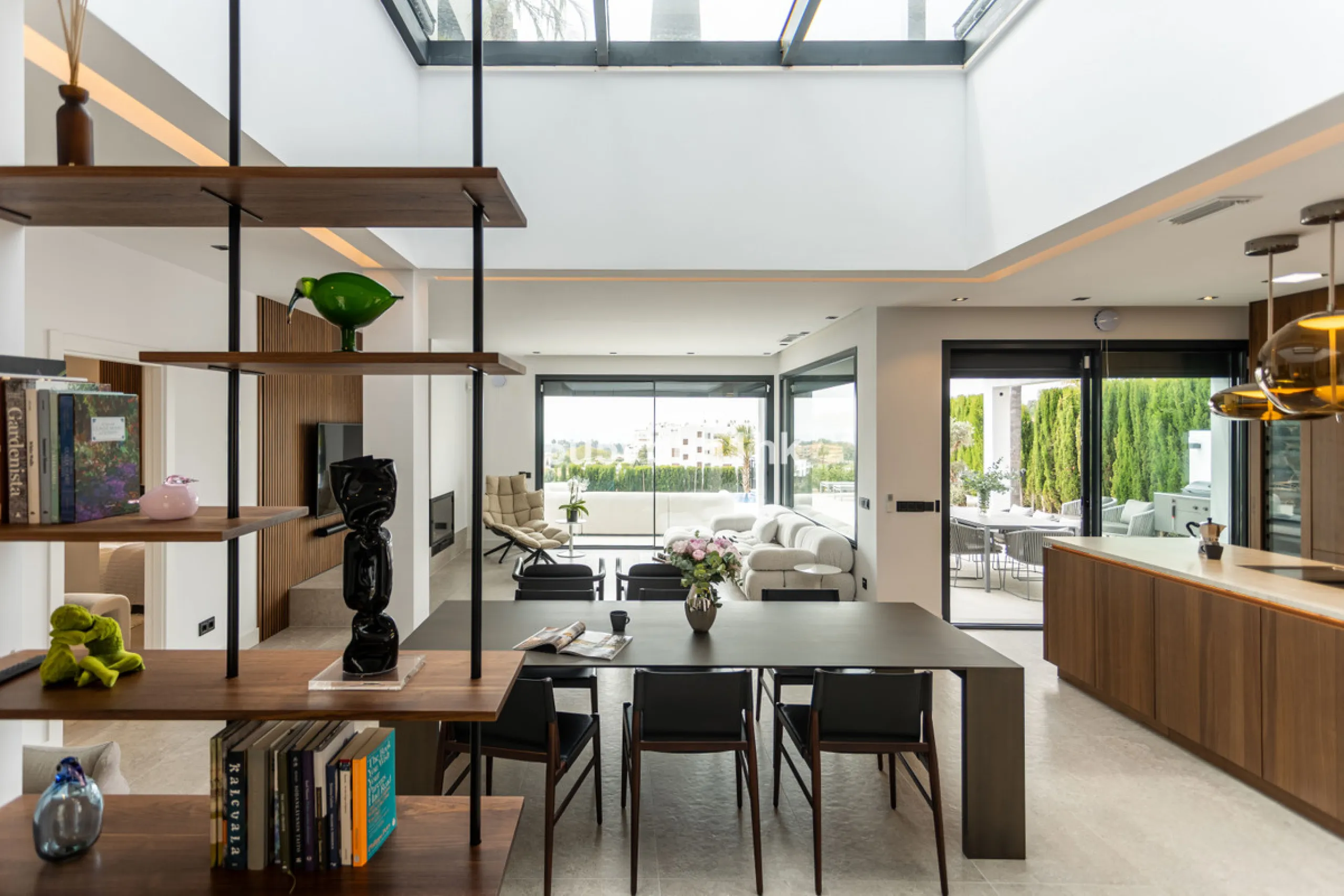 Located in the exclusive and secure community of Resina Golf in Estepona, this fully renovated villa offers an exceptional standard of luxury living. With meticulous attention to detail and high-end finishes throughout, the property combines contemporary 