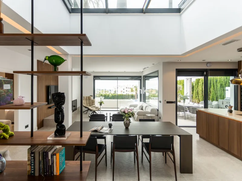 Located in the exclusive and secure community of Resina Golf in Estepona, this fully renovated villa offers an exceptional standard of luxury living. With meticulous attention to detail and high-end finishes throughout, the property combines contemporary 