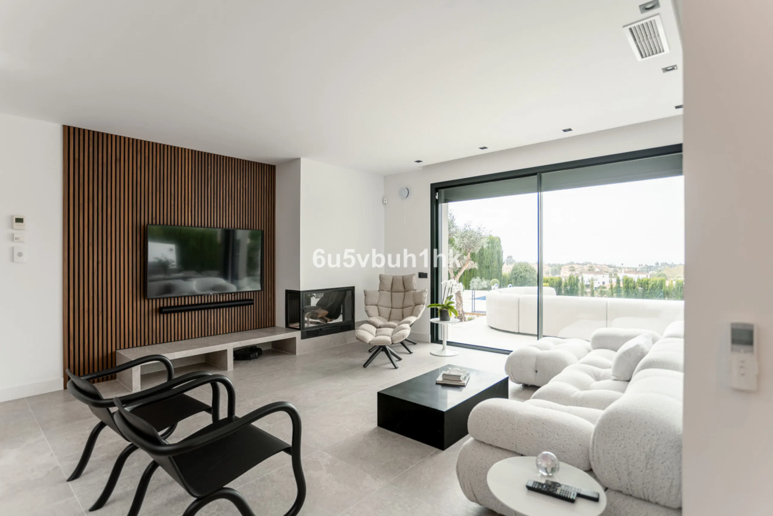 Located in the exclusive and secure community of Resina Golf in Estepona, this fully renovated villa offers an exceptional standard of luxury living. With meticulous attention to detail and high-end finishes throughout, the property combines contemporary 