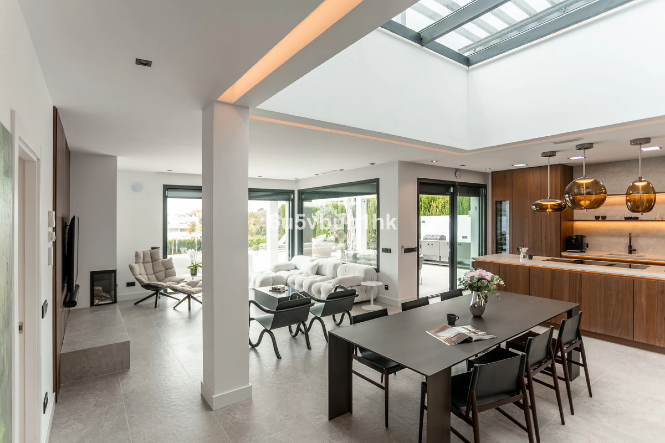 Located in the exclusive and secure community of Resina Golf in Estepona, this fully renovated villa offers an exceptional standard of luxury living. With meticulous attention to detail and high-end finishes throughout, the property combines contemporary 