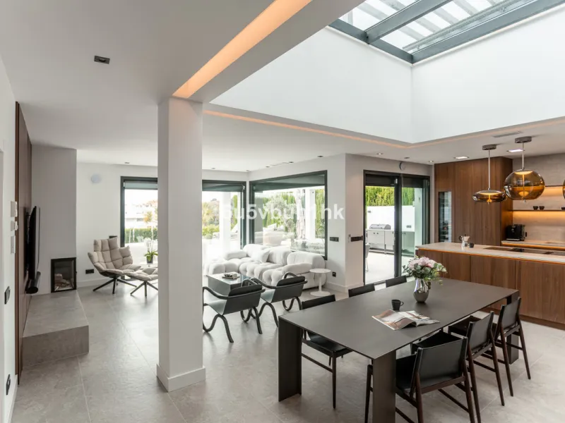 Located in the exclusive and secure community of Resina Golf in Estepona, this fully renovated villa offers an exceptional standard of luxury living. With meticulous attention to detail and high-end finishes throughout, the property combines contemporary 