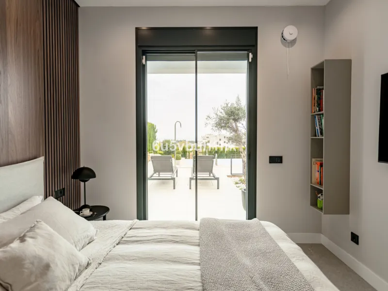 Located in the exclusive and secure community of Resina Golf in Estepona, this fully renovated villa offers an exceptional standard of luxury living. With meticulous attention to detail and high-end finishes throughout, the property combines contemporary 