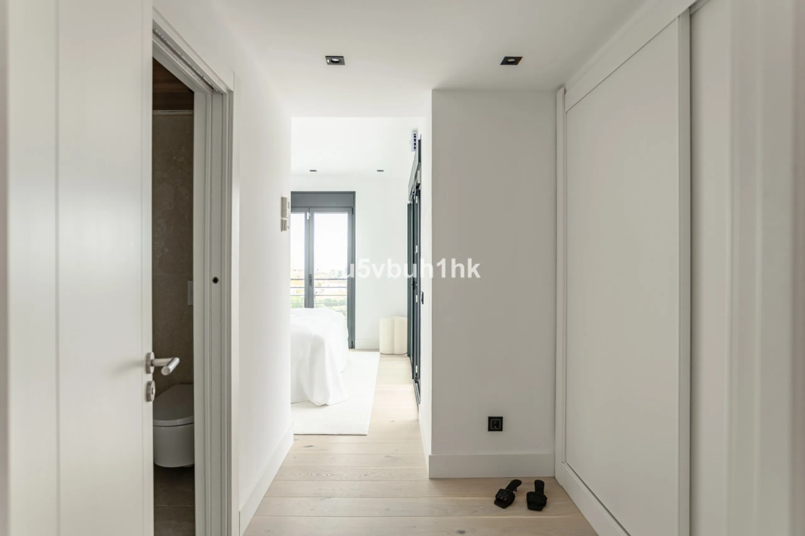 Located in the exclusive and secure community of Resina Golf in Estepona, this fully renovated villa offers an exceptional standard of luxury living. With meticulous attention to detail and high-end finishes throughout, the property combines contemporary 