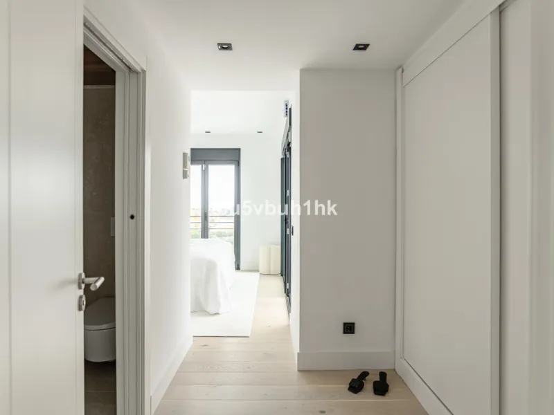Located in the exclusive and secure community of Resina Golf in Estepona, this fully renovated villa offers an exceptional standard of luxury living. With meticulous attention to detail and high-end finishes throughout, the property combines contemporary 