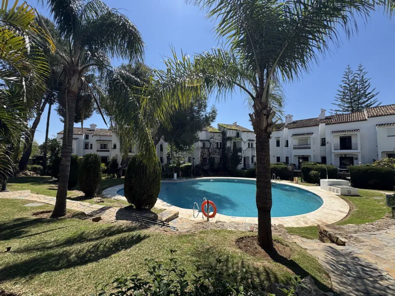 Exclusive townhouse in Marbella with sea views and prime location