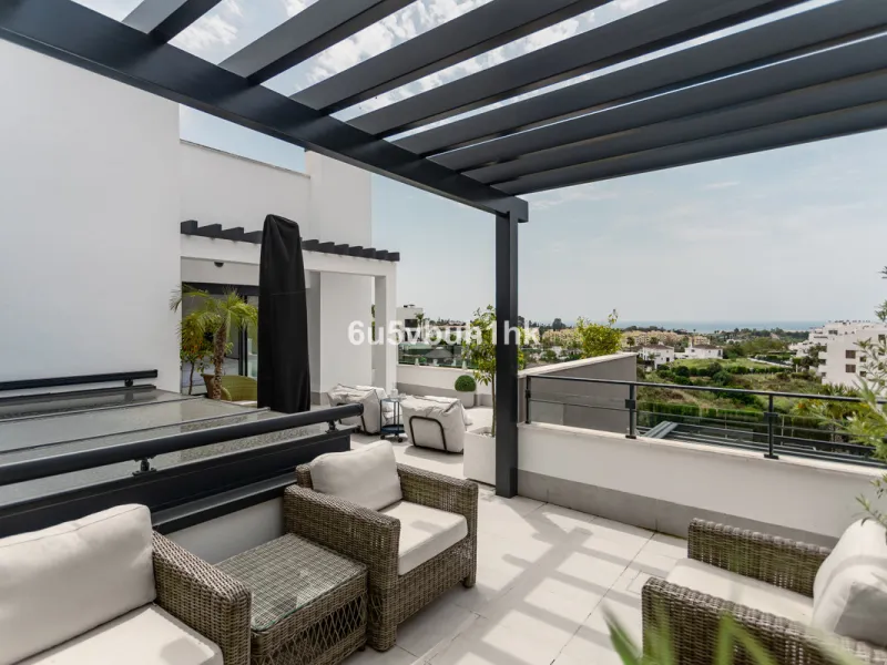 Located in the exclusive and secure community of Resina Golf in Estepona, this fully renovated villa offers an exceptional standard of luxury living. With meticulous attention to detail and high-end finishes throughout, the property combines contemporary 
