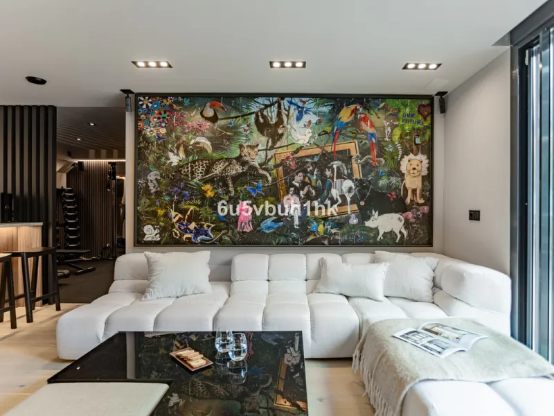 Located in the exclusive and secure community of Resina Golf in Estepona, this fully renovated villa offers an exceptional standard of luxury living. With meticulous attention to detail and high-end finishes throughout, the property combines contemporary 