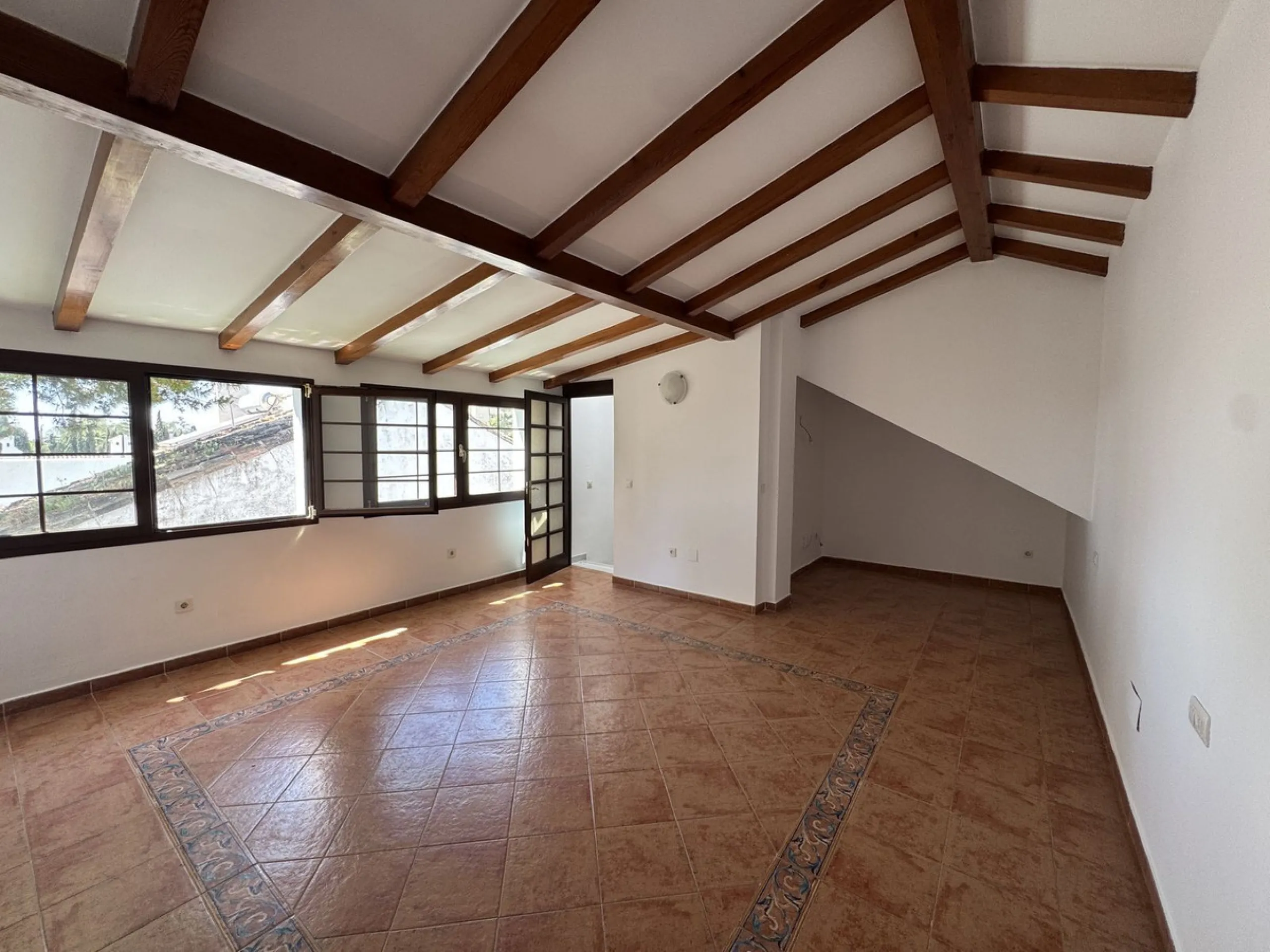 Exclusive townhouse in Marbella with sea views and prime location