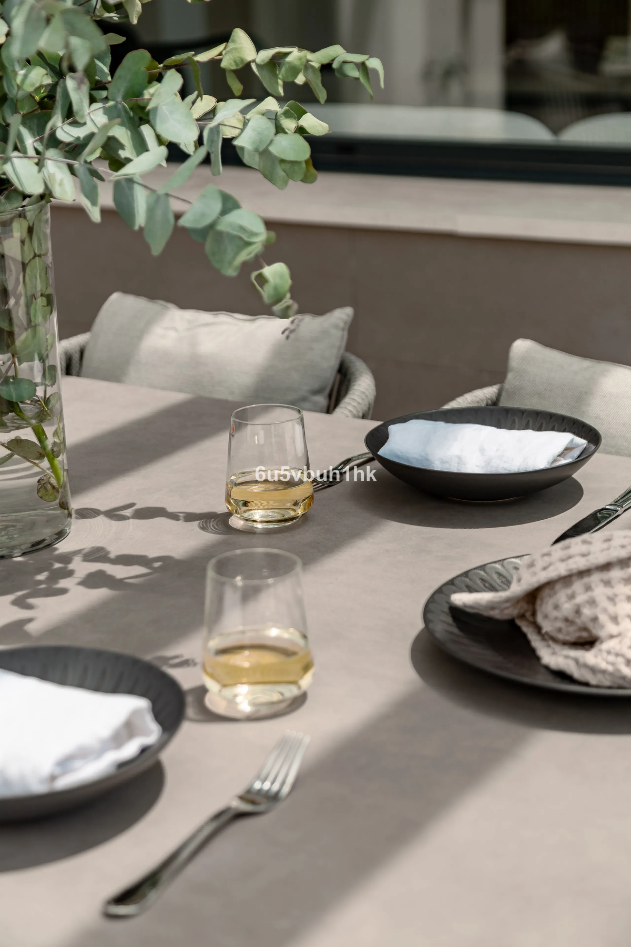 Located in the exclusive and secure community of Resina Golf in Estepona, this fully renovated villa offers an exceptional standard of luxury living. With meticulous attention to detail and high-end finishes throughout, the property combines contemporary 