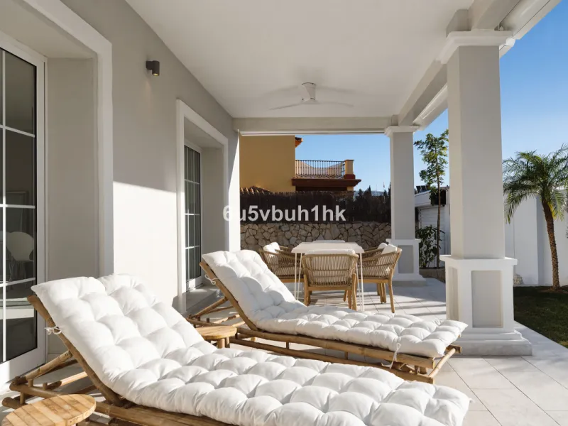 Welcome to a Home where everyday life feels like a holiday. Located on a quiet cul-de-sac in the sought-after area of Campo de Mijas, this property offers privacy, security and a true residential atmosphere – surrounded by permanent neighbours, not short-