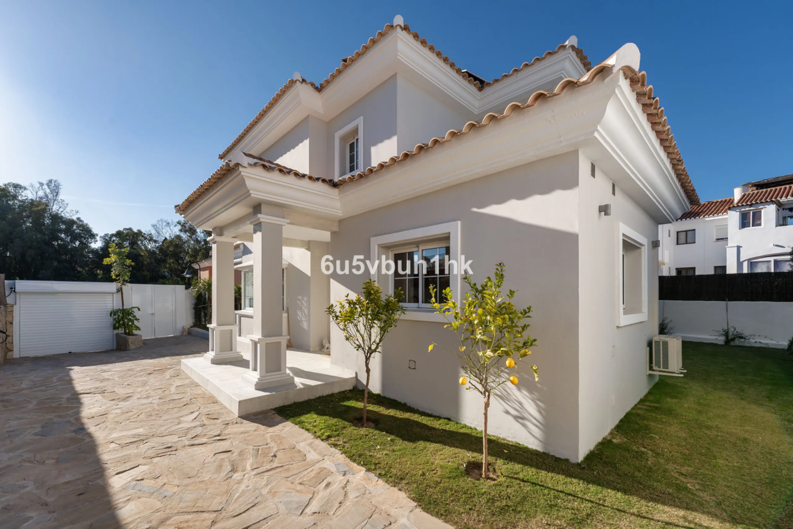 Welcome to a Home where everyday life feels like a holiday. Located on a quiet cul-de-sac in the sought-after area of Campo de Mijas, this property offers privacy, security and a true residential atmosphere – surrounded by permanent neighbours, not short-