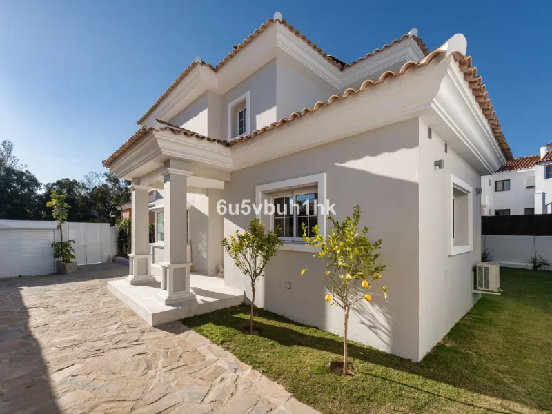 Welcome to a Home where everyday life feels like a holiday. Located on a quiet cul-de-sac in the sought-after area of Campo de Mijas, this property offers privacy, security and a true residential atmosphere – surrounded by permanent neighbours, not short-