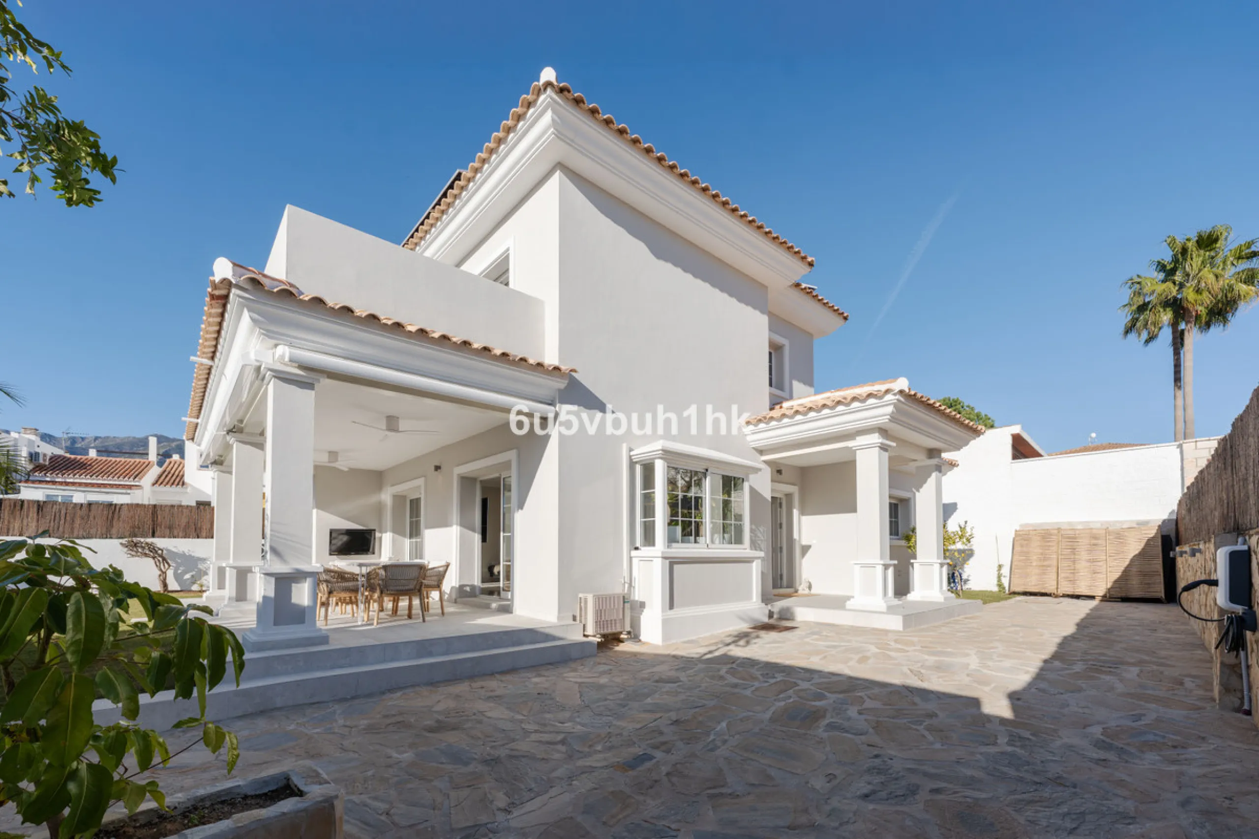 Welcome to a Home where everyday life feels like a holiday. Located on a quiet cul-de-sac in the sought-after area of Campo de Mijas, this property offers privacy, security and a true residential atmosphere – surrounded by permanent neighbours, not short-