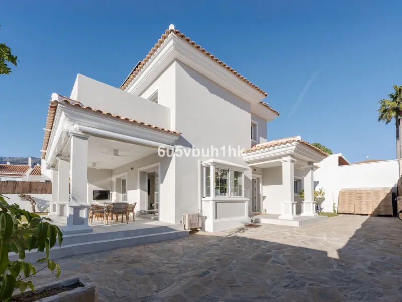 Welcome to a Home where everyday life feels like a holiday. Located on a quiet cul-de-sac in the sought-after area of Campo de Mijas, this property offers privacy, security and a true residential atmosphere – surrounded by permanent neighbours, not short-