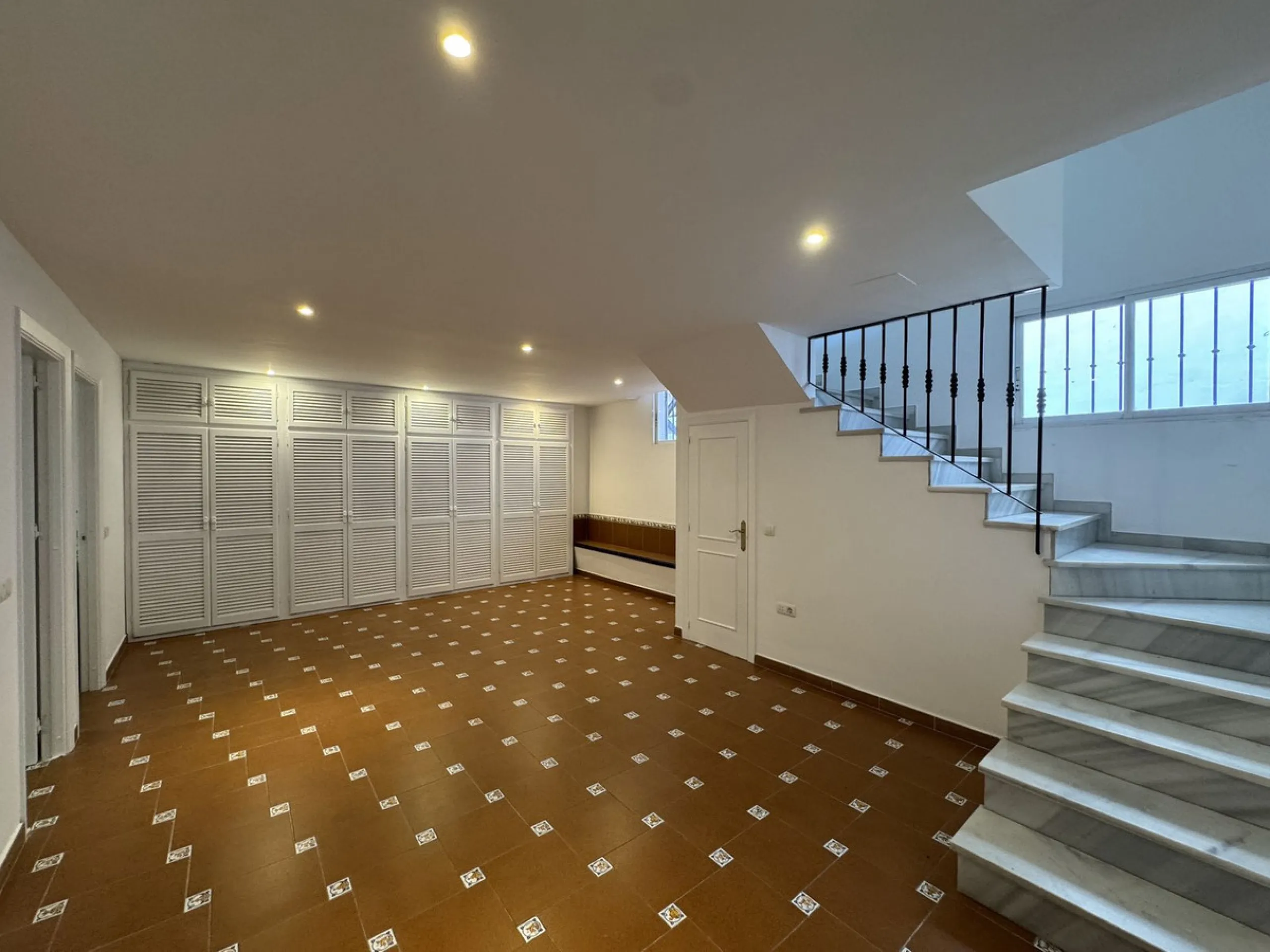 Exclusive townhouse in Marbella with sea views and prime location