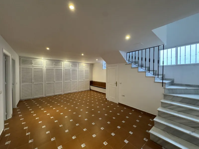 Exclusive townhouse in Marbella with sea views and prime location